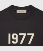 Essentials 1977 Schwarzes T Shirt (1)